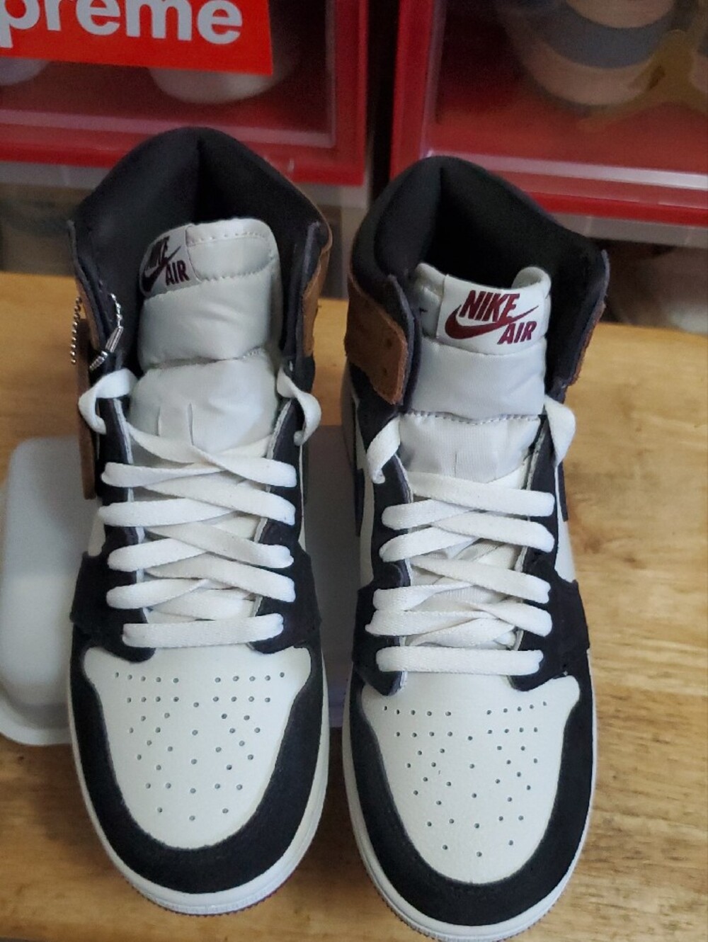 Nike Air Jordan 1 High - Picture 3 of 6